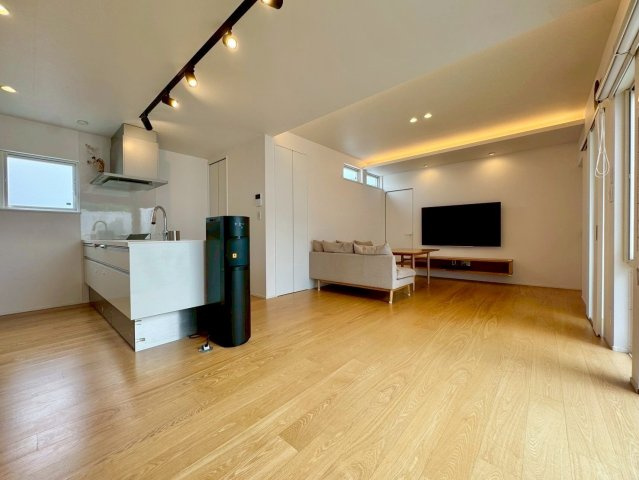 大津市国分2丁目　中古戸建ての居間・リビング|木目床と間接照明が調和する、上質で落ち着いたLDK