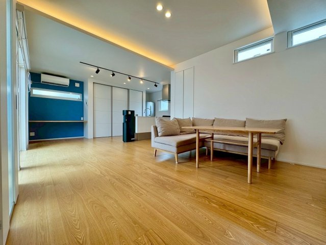 大津市国分2丁目　中古戸建ての居間・リビング|ブルーのアクセント壁が空間を引き締めるスタイリッシュなLDK