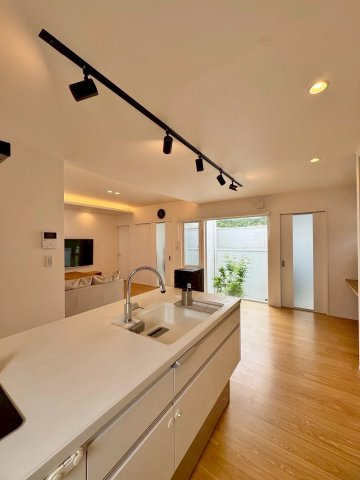 大津市国分2丁目　中古戸建てのキッチン|キッチンからリビングまで見渡せる、家事動線の良い間取り