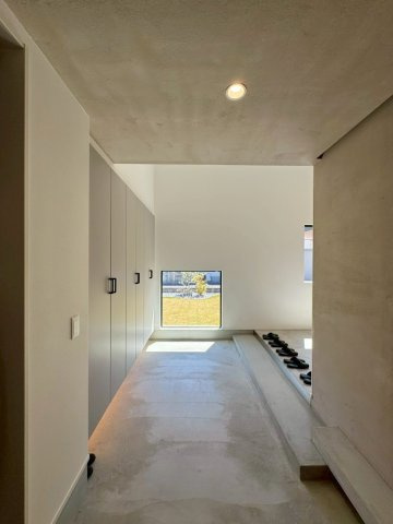 犬上郡豊郷町　新築戸建ての玄関|余計な装飾を削ぎ落とした、ギャラリーのような玄関ホール。