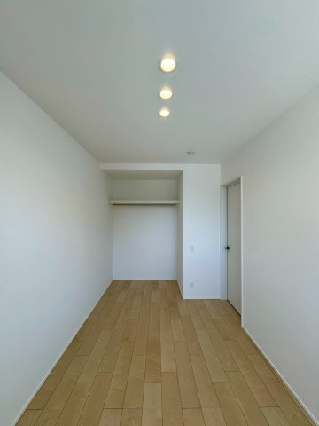 犬上郡豊郷町　新築戸建ての洋室|白壁と木目床のシンプル空間。家具や照明で自分らしく仕上げられます。
