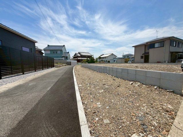 野洲市安治　建築条件無し売土地の前面道路含む現地写真|落ち着いた住環境で、のびのびと子育てができます。