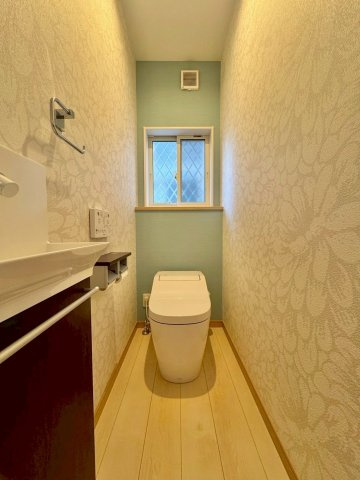 栗東市林　中古戸建てのトイレ|明るく清潔感のあるトイレ。見た目もすっきりとしたタンクレストイレを採用しています。