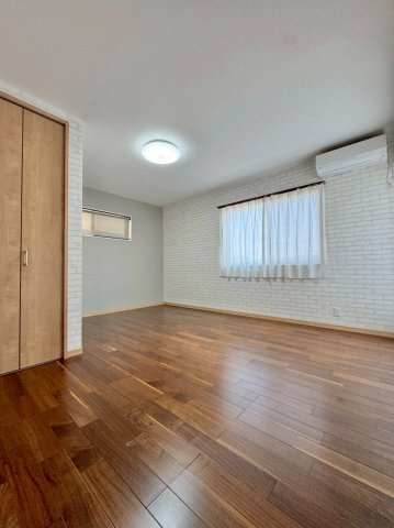 栗東市林　中古戸建ての洋室|2F 9帖洋室。WIC完備です。