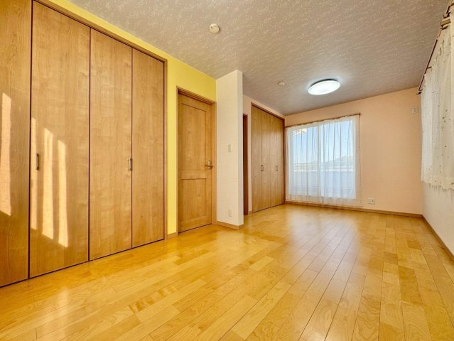 栗東市林　中古戸建ての洋室|2F 9帖洋室。ご家族に合わせて将来間仕切りが可能な設計です。