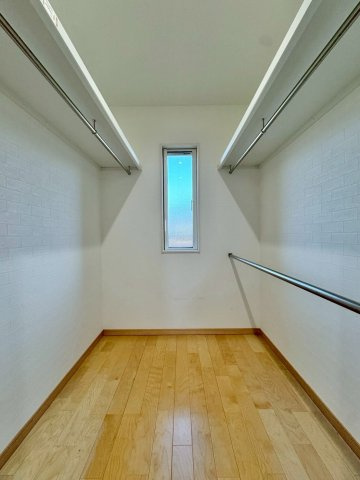 栗東市林　中古戸建ての収納|ご家族のお洋服などをまとめて収納しておける、1F 納戸スペース。