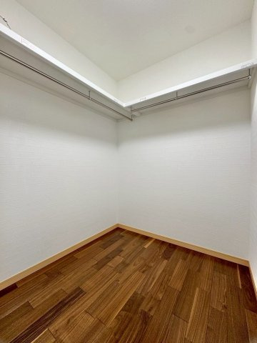 栗東市林　中古戸建ての収納|2F WIC。お洋服やバッグをたくさんお持ちでも安心の収納力です。