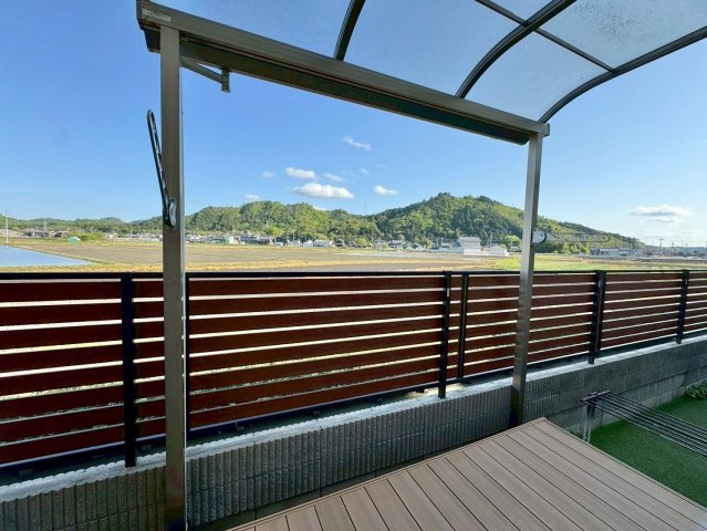 栗東市林　中古戸建ての庭|休日のくつろぎが広がるウッドデッキ付きです。