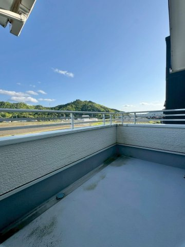 栗東市林　中古戸建てのバルコニー|南面バルコニーは陽当たりが良く、お洗濯物もすっきりと乾きます。