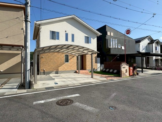 栗東市林　中古戸建ての前面道路含む現地写真|カーポート2台分付き。