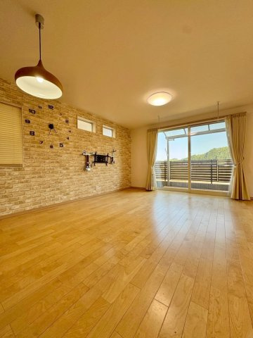 栗東市林　中古戸建ての居間・リビング|ご家族の集まるLDKはゆったり21帖。