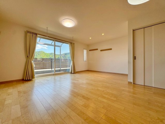 栗東市林　中古戸建ての居間・リビング|ペット専用設備が付いており、ペットと暮らしたい方にもおすすめのお住まいです。