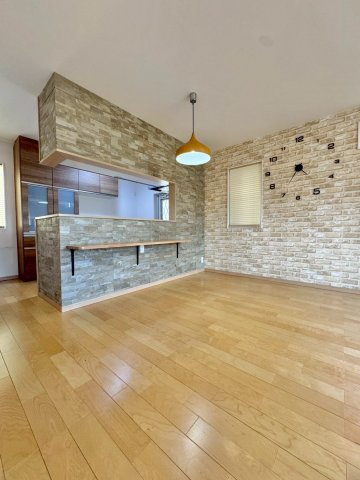 栗東市林　中古戸建てのダイニング|海外のカフェを思わせる、レンガ調アクセントクロスが印象的なダイニングスペース。