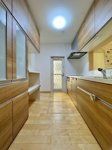 栗東市林　中古戸建てのキッチン|家事をしながらご家族との会話を楽しんだり、TVを観ることができるカウンターキッチンです。