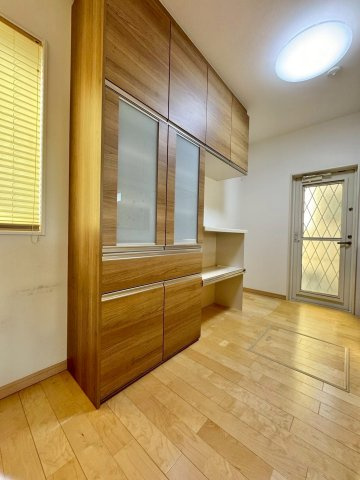 栗東市林　中古戸建てのキッチン|収納力のあるカップボード付き。