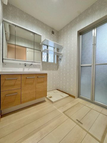 栗東市林　中古戸建ての独立洗面台|清潔感のある洗面脱衣スペースです。