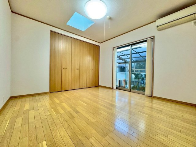守山市今市町　中古戸建ての洋室|1F 8帖洋室。天窓が付いているので真上から光を取り込み、室内を明るく照らします。