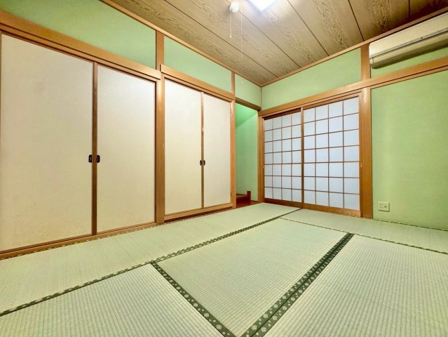 守山市今市町　中古戸建ての和室|1F 6帖和室。LDK横の和室は来客時の客間としてはもちろん、ご家族のお昼寝やくつろぎの場としても活躍する、使い勝手の良い癒しのスペースです。