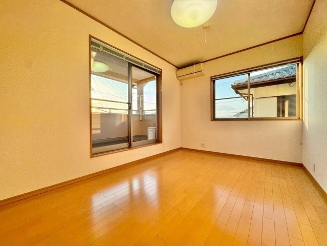 守山市今市町　中古戸建ての洋室|2F 6帖洋室。2つの居室からバルコニーへ直接アクセスでき、毎日の暮らしがより快適に。