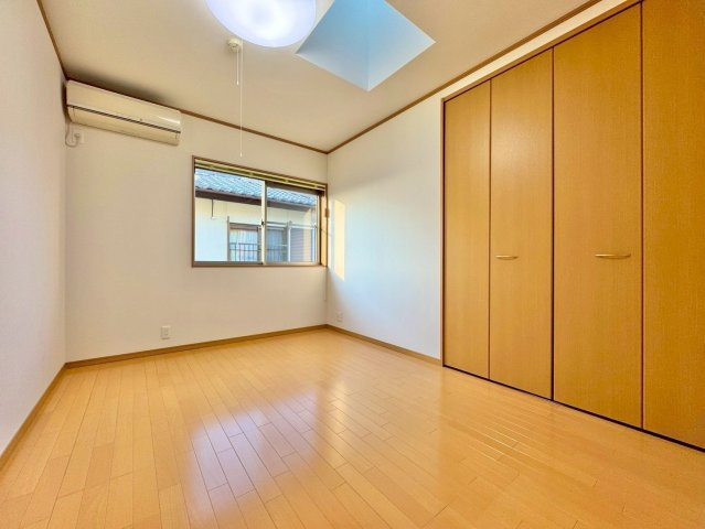 守山市今市町　中古戸建ての洋室|2F 6帖洋室。天窓が付いているので真上から光を取り込み、室内を明るく照らします。