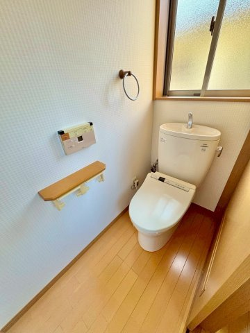 守山市今市町　中古戸建てのトイレ|2F トイレ。温水洗浄便座付き。