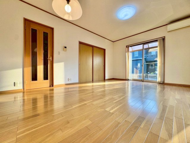 守山市今市町　中古戸建ての居間・リビング|ご家族の集まるLDKはゆったり16帖です。