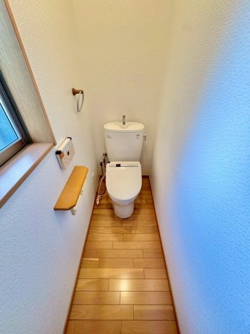 守山市今市町　中古戸建てのトイレ|1F トイレ。温水洗浄便座付き。