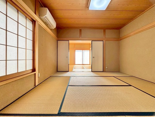草津市桜ケ丘1丁目　中古戸建ての和室|1F 8帖和室。イグサの香りに包まれ、ほっと心が安らぎます。