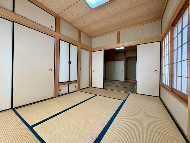 草津市桜ケ丘1丁目　中古戸建ての和室|1F 6帖和室。和室2室をつなげて使える、開放感と使い勝手の良さが魅力です。