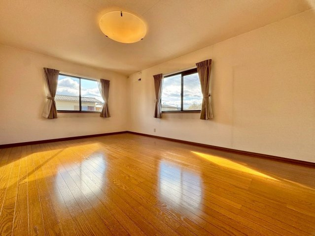 草津市桜ケ丘1丁目　中古戸建ての洋室|2F 12帖洋室。WIC完備。