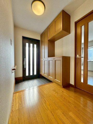 草津市桜ケ丘1丁目　中古戸建ての玄関|収納力のあるシューズボックス完備。