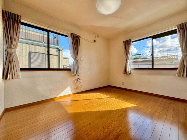 草津市桜ケ丘1丁目　中古戸建ての洋室|2F 6帖洋室。2面採光で明るい室内。