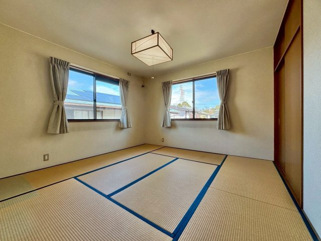 草津市桜ケ丘1丁目　中古戸建ての和室|2F 8帖和室。押入完備。