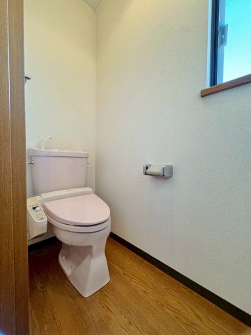 草津市桜ケ丘1丁目　中古戸建てのトイレ|2F トイレ。温水洗浄便座付き。