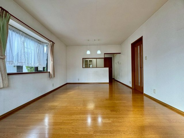 草津市桜ケ丘1丁目　中古戸建ての居間・リビング|2面採光で明るいLDK。