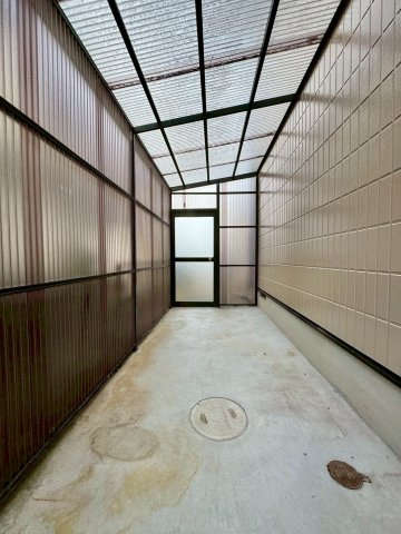 草津市桜ケ丘1丁目　中古戸建ての収納|屋根付きの外部収納は、自転車やバイクはもちろん、アウトドアグッズや趣味のアイテムなどをまとめて収納できて便利です。