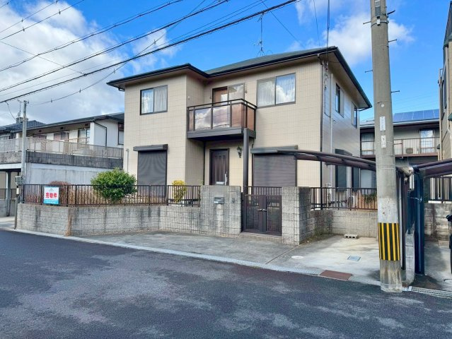草津市桜ケ丘1丁目　中古戸建ての駐車場|駐車2台可（カーポート1台分付）