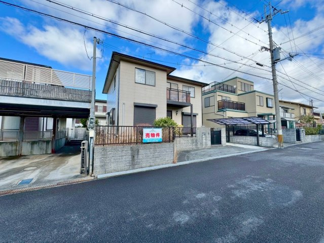 草津市桜ケ丘1丁目　中古戸建ての前面道路含む現地写真|平成10年築のお住まいです。