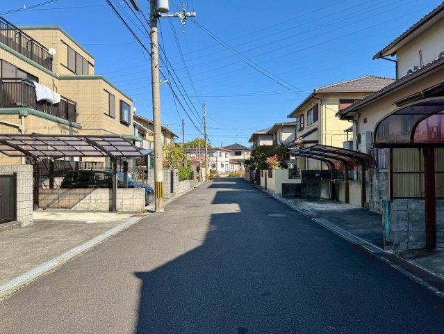 草津市桜ケ丘1丁目　中古戸建ての前面道路含む現地写真|前道広々約6ｍなので、駐車の際も楽々です。