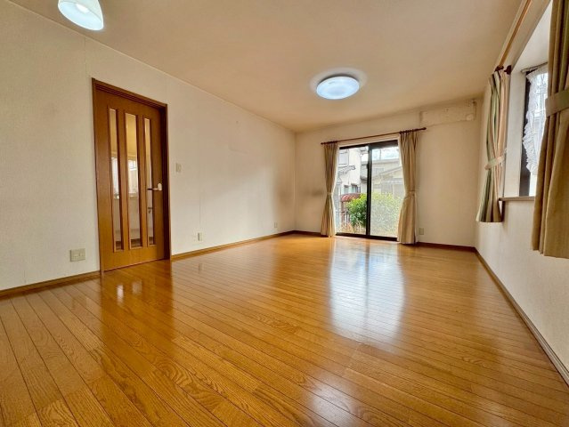 草津市桜ケ丘1丁目　中古戸建ての居間・リビング|家族の集まるLDKはゆったり17帖。