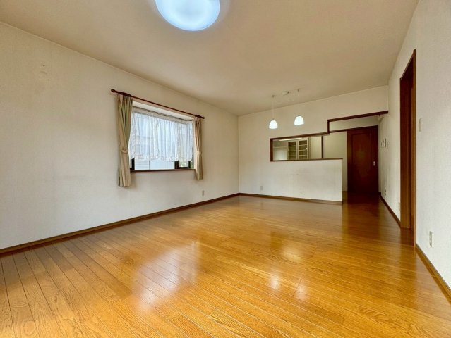 草津市桜ケ丘1丁目　中古戸建ての居間・リビング|全室6帖以上のゆとりある間取り設計。