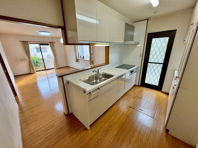 草津市桜ケ丘1丁目　中古戸建てのキッチン|キッチン周りの収納も充実しています。