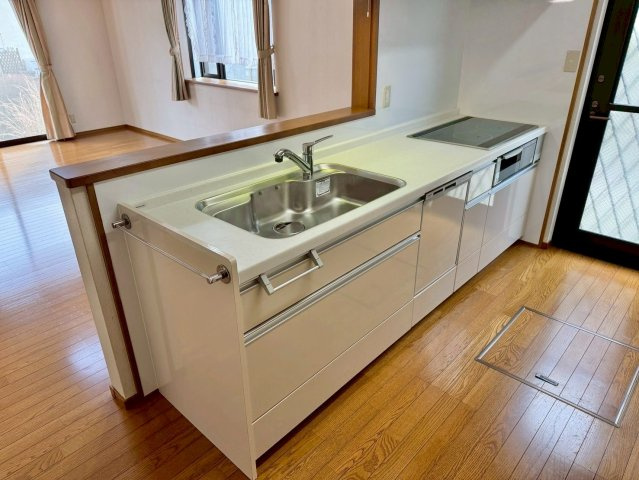 草津市桜ケ丘1丁目　中古戸建てのキッチン|使い勝手の良いIHクッキングヒーターです。食器洗浄乾燥機付き。