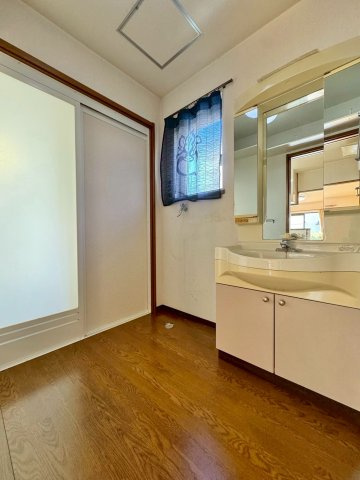 草津市桜ケ丘1丁目　中古戸建ての独立洗面台|洗面脱衣室。