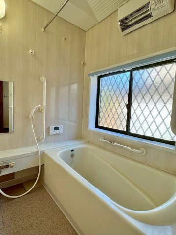 草津市桜ケ丘1丁目　中古戸建ての浴室|浴室乾燥機付きなので、雨の日のお洗濯にも困りません。