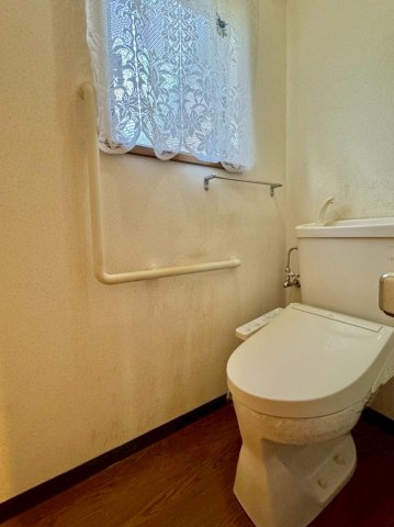 草津市桜ケ丘1丁目　中古戸建てのその他|1F トイレ。温水洗浄便座付き。