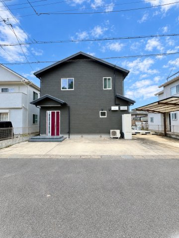 栗東市下戸山　中古戸建ての外観|閑静な住宅地で、お子様ものびのびと生活できる環境が整っています。