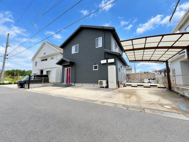 栗東市下戸山　中古戸建ての前面道路含む現地写真|前道はゆったり6ｍあるので、駐車の際も楽々です。