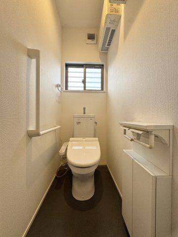 栗東市下戸山　中古戸建てのトイレ|トイレは1階と2階の計2ヶ所。