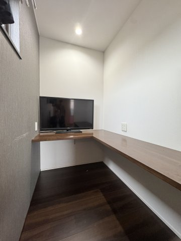 栗東市下戸山　中古戸建てのその他|主寝室には書斎スペースがございます。